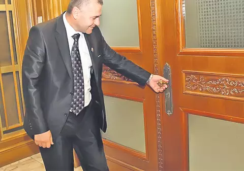 Prindeţi hoţii de clanţe din Casa Poporului!