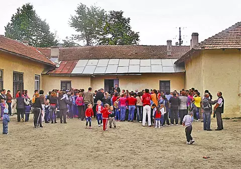 Prima zi de şcoală | WC în curte şi clădire veche de 300 de ani | FOTO