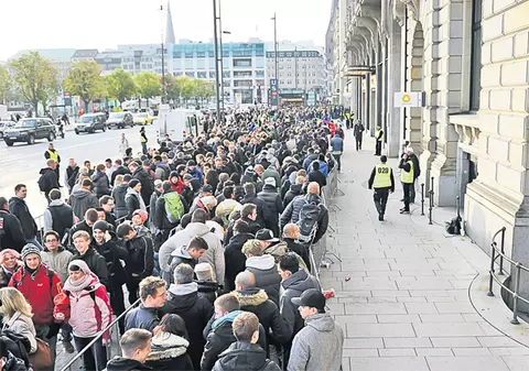 Au stat 3 zile la coadă pentru iPhone 5