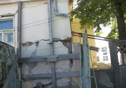 Bombă cu ceas în curtea şcolii: "Mi-am mutat nepoţii la altă şcoală să nu le cadă cărămizi în cap"