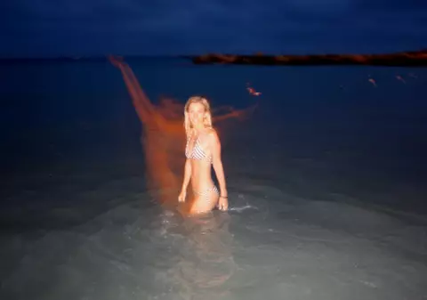 Dana Rogoz face baie în mare, noaptea | FOTO