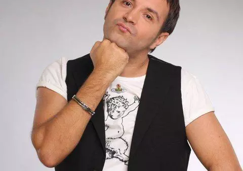 Daniel Buzdugan face mişto de Elena Băsescu! Vezi ce legătură este între nunta fiicei preşedintelui şi referendum!