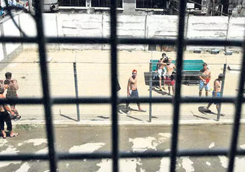 Caz ȘOCANT la Penitenciarul Colibași! Deținuții ȘI-AU BĂTUT CUIE ÎN CAP