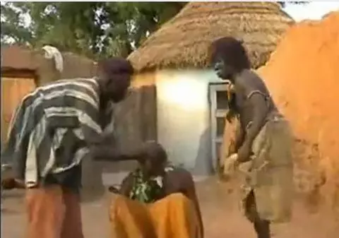 Dacă nu I-AI PLÂNGE DE MILĂ, AI MURI DE RÂS! În MOZAMBIC, DUREREA de  CAP se ia cu ... PALMA! VIDEO