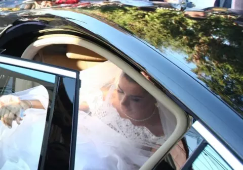 CE FĂCEAU EBA ŞI SYDA, ÎN MAŞINĂ, în drum spre biserică? Măreşte imaginea să afli