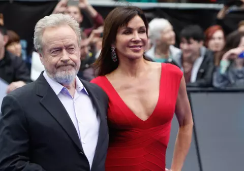 Gafă pe covorul roşu! DETALIUL RUŞINOS din ţinuta iubitei unui mare regizor! FOTO