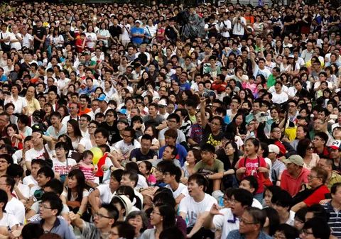 NU mai vor cursuri de patriotism chinez! Părinţii şi copiii din Hong Kong au ieşit în stradă!