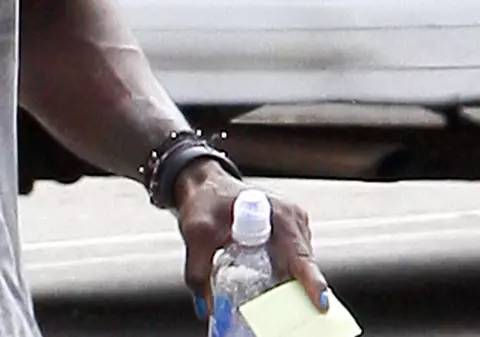 Divorţul L-A TÂMPIT de tot. SEAL, fotografiat pe stradă cu UNGHIILE ALBASTRE | FOTO