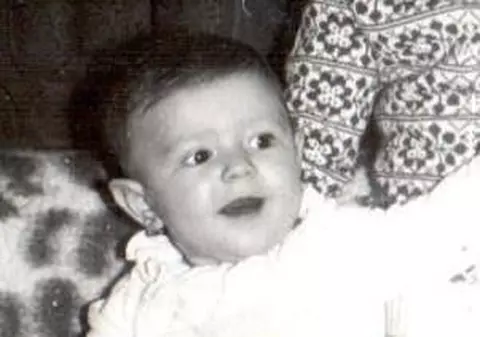 Așa arăta în copilărie una dintre cele mai frumoase prezentatoare TV de la noi. O recunoști? | FOTO