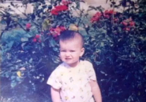 Aşa arăta când era mică CEA MAI DE SUCCES ARTISTĂ DE LA NOI! Ghiceşti cine e? | FOTO