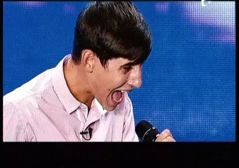 Concurentul care a făcut juriul de la X-Factor să cânte și să danseze pe scaune! Vezi ce i-a spus Cheloo ”vampirașului”