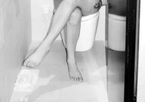 A FĂCUT-O și pe ASTA! Lady Gaga, COMPLET GOALĂ în BAIE, stând pe TOALETĂ! | FOTO