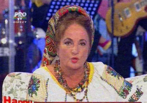 Laura Lavric către SORA SA: "Mai bine te OMORA MAMA! Ești SATANA"