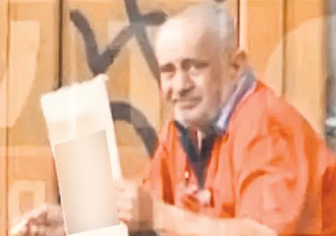 I-au făcut slujbă la biserica IML-ului bărbatului care a murit după ce a protestat în faţa Primăriei