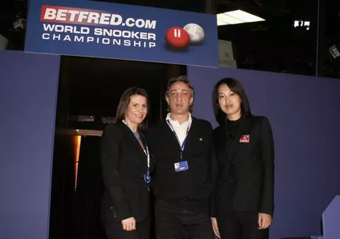 Soţul RALUCĂI MOIANU, alături de două FEMEI SUPERBE. VEZI cine sunt