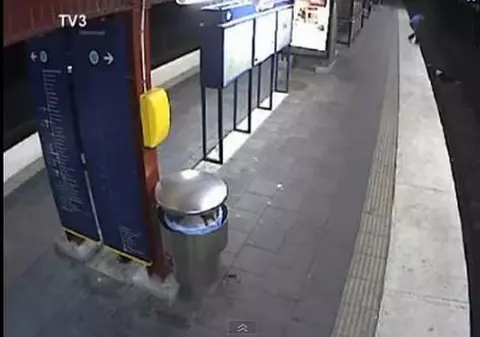 IMAGINI ȘOCANTE! A JEFUIT un om CĂZUT pe șine şi l-a lăsat să fie CĂLCAT de metrou | VIDEO
