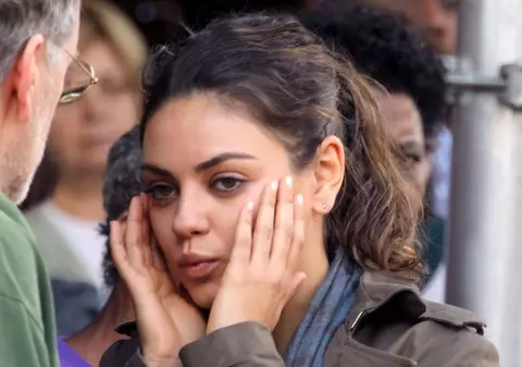 Mila Kunis a avut nevoie de intervenţia pompierilor după ce s-a blocat în lift