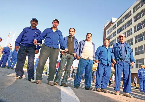 Angajaţilor de la Oltchim le-a ajuns cuţitul la os şi ameninţă că mută protestele la Bucureşti: "Avem buzunarele goale"