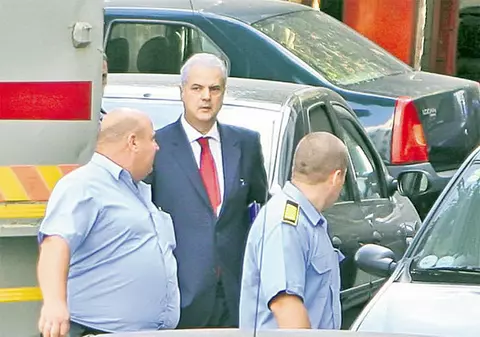 Adrian Năstase avea pistolul în buzunar când au venit poliţiştii