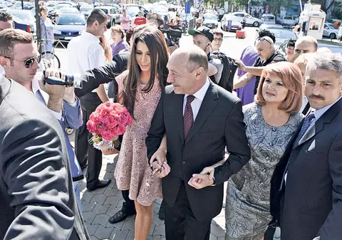 EBA a venit cu tati, Syda, cu mami | Elena Băsescu şi Bogdan Ionescu şi-au făcut apariţia la cununia civilă la braţul părinţilor