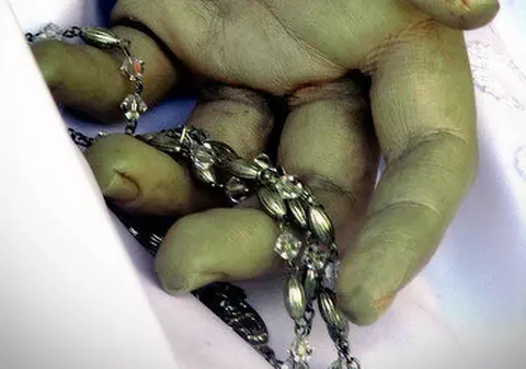 Povestea MIRESEI MOARTE, care stă de 82 de ani în vitrina unui magazin! TE VOR TRECE FIORI!