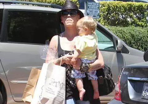 Pink: "Vreau să am cât mai mulţi copii"