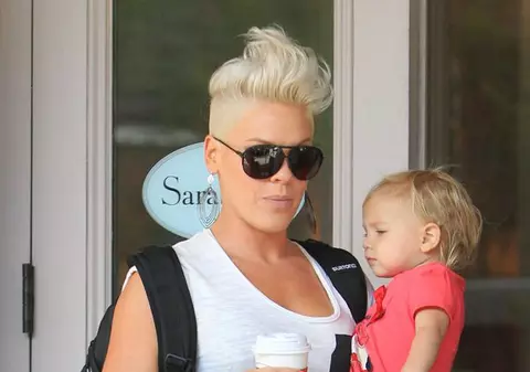 Pink spune lucrurilor pe nume: "Femeile înşală mai bine"