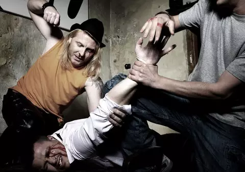 Pe ei cine îi apără? Polițist, bătut crunt în plină stradă de un infractor cercetat penal și amicii acestuia