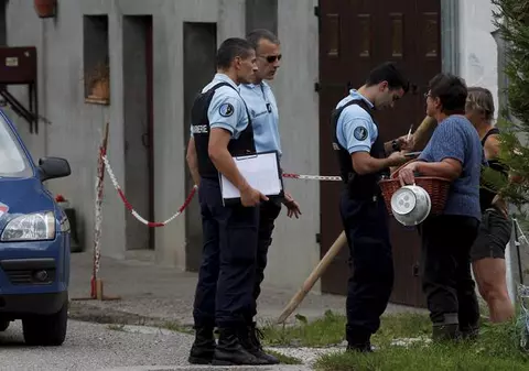 MINUNEA DIN ALPI. Fetiţă de patru ani, găsită VIE după opt ore de stat sub cadavrele părinţilor săi