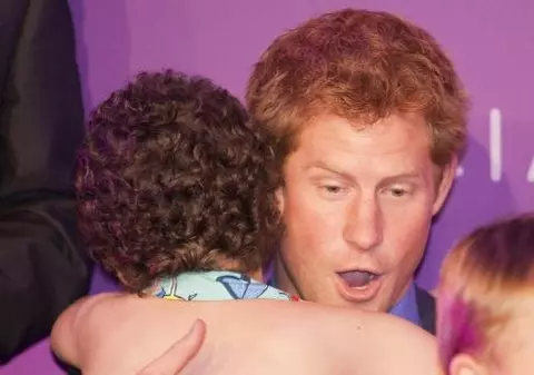 Prinţul Harry se foloseşte de nişte copii bolnavi să îşi spele imaginea