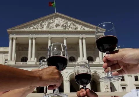 NE-A FĂCUT DE RÂS! Un consul român a refuzat să achite consumaţia într-un restaurant din Roma