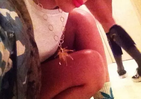 Rihanna, în ipostaze EROTICE! O femeie GOALĂ, surprinsă cu CAPUL ÎNTRE PICIOARELE ei! | FOTO