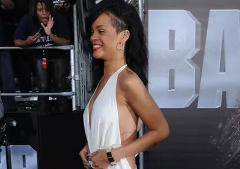 Uite cum se menţine Rihanna în formă!