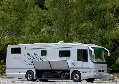 CASA PE ROȚI! Uite cea mai SCUMPĂ RULOTĂ DE LUX, cu GARAJ! Vezi cât costă! MERCEDES-UL nu este INCLUS ÎN PREȚ!