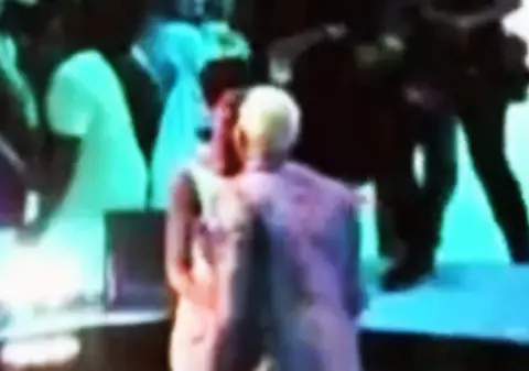 DOVADA că RIHANNA s-a ÎMPĂCAT cu CHRIS BROWN? S-au BĂTUT, acum se PUPĂ! VIDEO