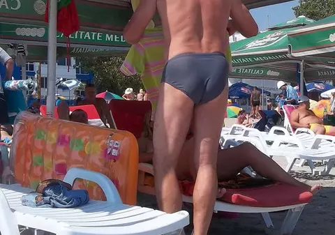 SCANDAL MONSTRU PE PLAJĂ! Nevasta lui Ştefan Iovan s-a certat ca la piaţă cu nişte turişti în Mamaia! Iat-o în toată splendoarea la plajă!