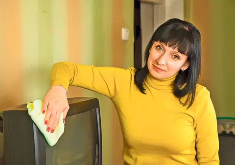 Tu cu ce ştergi ecranul televizorului? Apa distilată curăță petele de pe monitor, alcoolul le... înmulţeşte