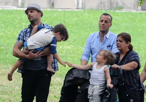 Ce familie fericită! Ricky Martin a ieşit cu iubitul şi copiii la plimbare | FOTO