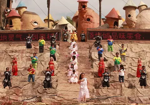 Poftiţi în «Regatul Piticilor»! Chinezii i-au adunat pe toți cei care suferă de nanism din țară și i-au mutat într-un sătuc cu destinație turistică | FOTO INCREDIBIL