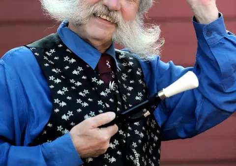 Îţi vine să crezi că nu şi-a tuns mustaţa de 48 de ani? | FOTO