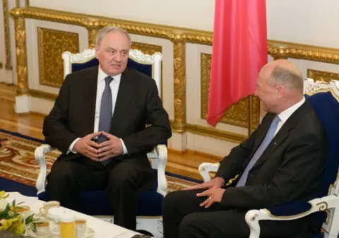 Vocea Rusiei ATAC DUR la PREŞEDINTELE ROMÂNIEI: "Băsescu încearcă să reanexeze  Moldova prin acordarea de paşapoarte moldovenilor"