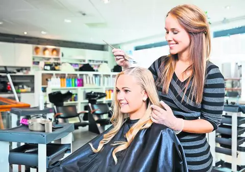 Ştiai că decolorarea te poate lăsa fără păr? Iată ce alte alte metode de înfrumuseţare prezintă riscuri pentru sănătate