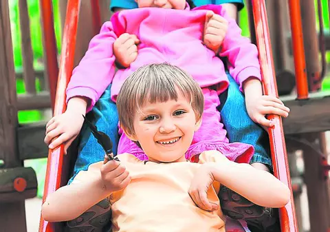 Ajută-ţi copilul să-şi facă prieteni! Astfel, îi va creşte încrederea în sine şi va comunica mai uşor