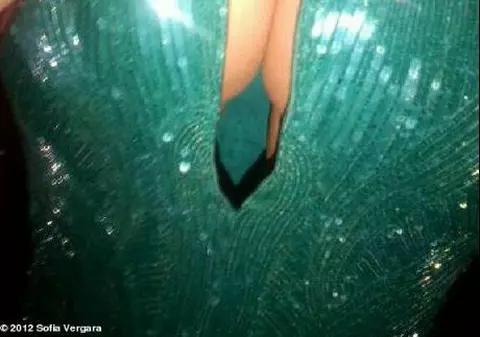 Era să fie o IMAGINE de POVESTE pe covorul roşu! Sofia Vergara, cu FESELE la vedere 