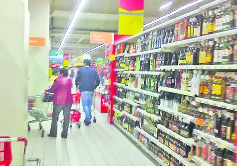 EXCLUSIV. Furturile sărăciei. Anual, mii de români fură mâncare, băutură și cosmetice de pe rafturile supermagazinelor