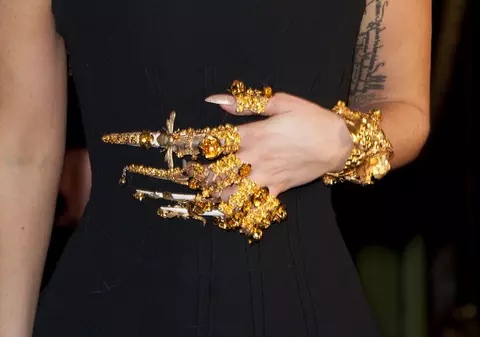 A purtat GHEARE DE AUR la un eveniment monden! Vezi cum a şocat DIN NOU o celebră artistă! FOTO