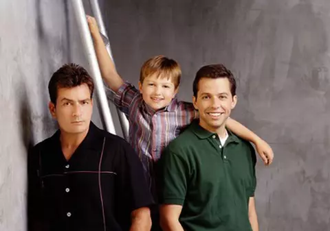 Toată lumea îl cunoaşte pe PUŞTIUL din "Doi bărbaţi şi jumătate!"Iată-l cum arată la 10 ani de la începutul serialului! FOTO