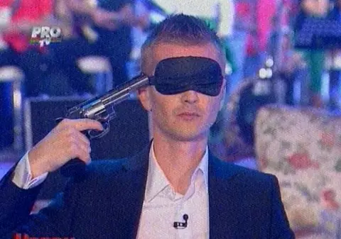 Cristian Gog SFIDEAZĂ MOARTEA. A jucat RULETA RUSEASCĂ la TV. Uite-l legat la ochi, cu PISTOLUL la CAP! | FOTO
