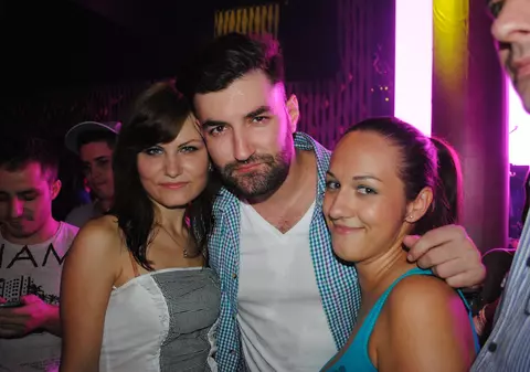 Smiley, ASALTAT DE FETE, în club! | FOTO