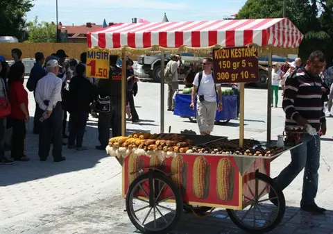 Vânzătorii ambulanţi turci sunt actori cu ştaif în inedite spectacole stradale